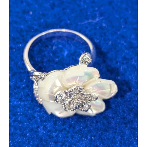 White Pearlescent Petals Rhinestone Center and Petal Ring Size 7.25 - Picture 4 of 10